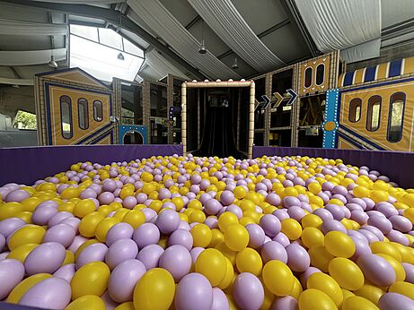 Ballenbad en binnenspeeltuin voor kinderen op camping CAPFUN El Escorial.
