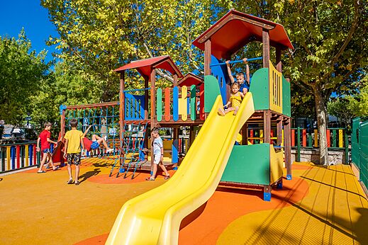 Kleurrijke speeltuin met glijbaan en kinderen op camping CAPFUN El Escorial in El Escorial, Madrid (28).