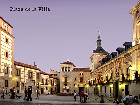 Historische Plaza de la Villa, verlichte gebouwen, Madrid, een plek om te bezoeken.