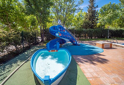 Kleurrijke waterglijbaan en kinderbad op camping CAPFUN El Escorial, Madrid.