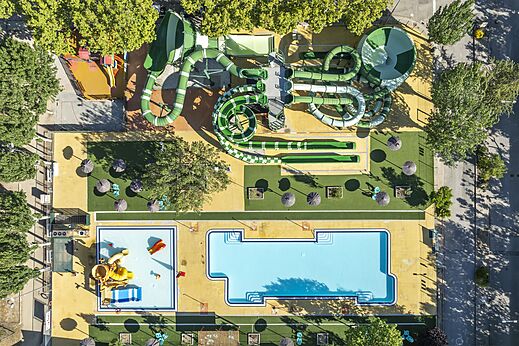 Luchtfoto waterglijbanen en zwembaden op camping CAPFUN El Escorial, Madrid (28).