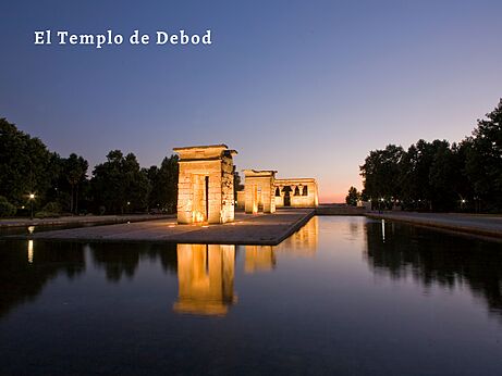 Tempel van Debod verlicht bij zonsondergang, Egyptisch monument in Madrid.