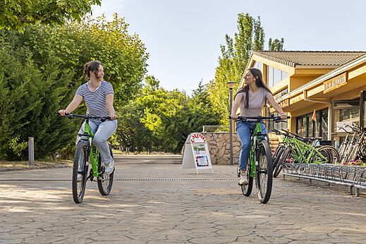 Twee vrouwen fietsen, fietsverhuur op CAPFUN El Escorial camping, Madrid.