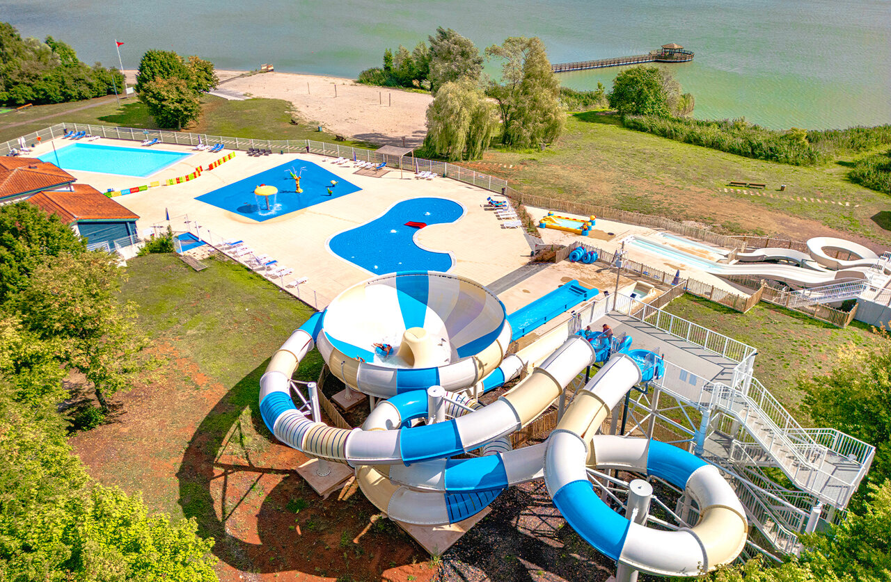 Glijbanen, zwembaden op camping CLICOCHIC Etang de la Mutche in HARPRICH (57).