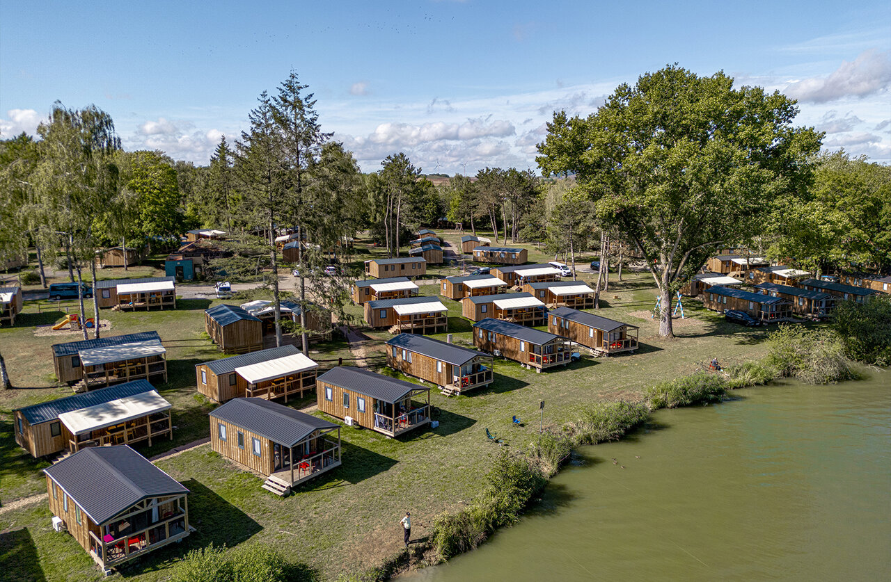 Moderne stacaravans, vijver, luchtfoto camping CLICOCHIC Etang de la Mutche, HARPRICH.
