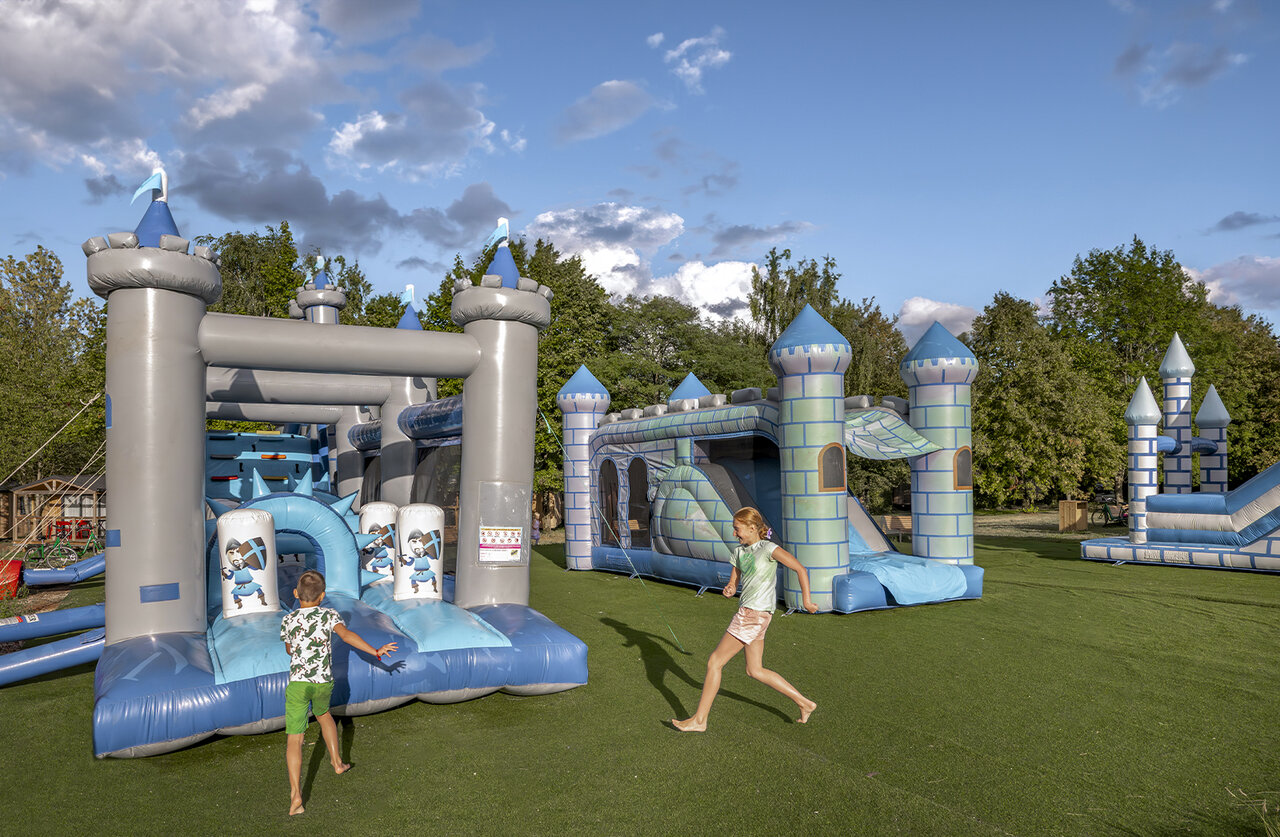 Opblaasbare spelen op camping CLICOCHIC Etang de la Mutche in HARPRICH (57).