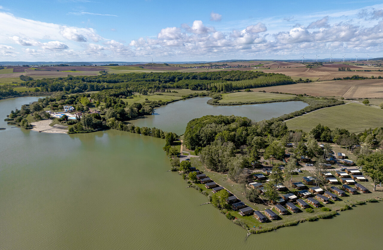 Luchtfoto van het meer, stacaravans en zwembad op camping CLICOCHIC Etang de la Mutche in HARPRICH (57).