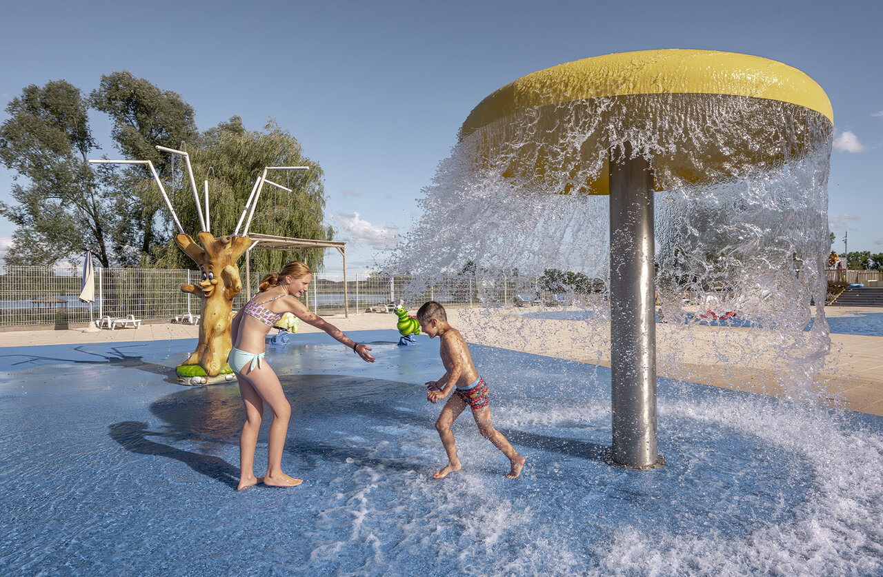 Waterspeeltuin met kinderen op camping CLICOCHIC Etang de la Mutche.