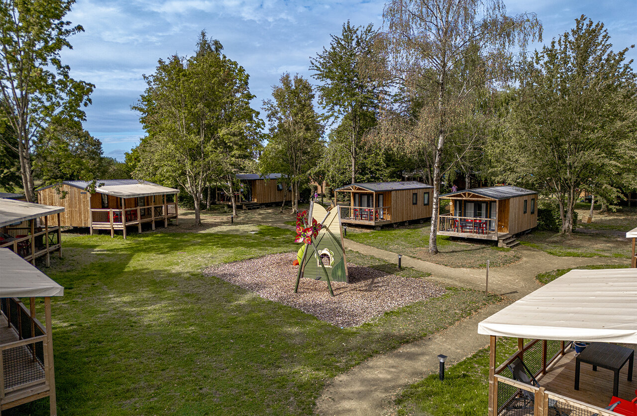 Houten chalets, kinderspeeltuin op camping CLICOCHIC in HARPRICH.