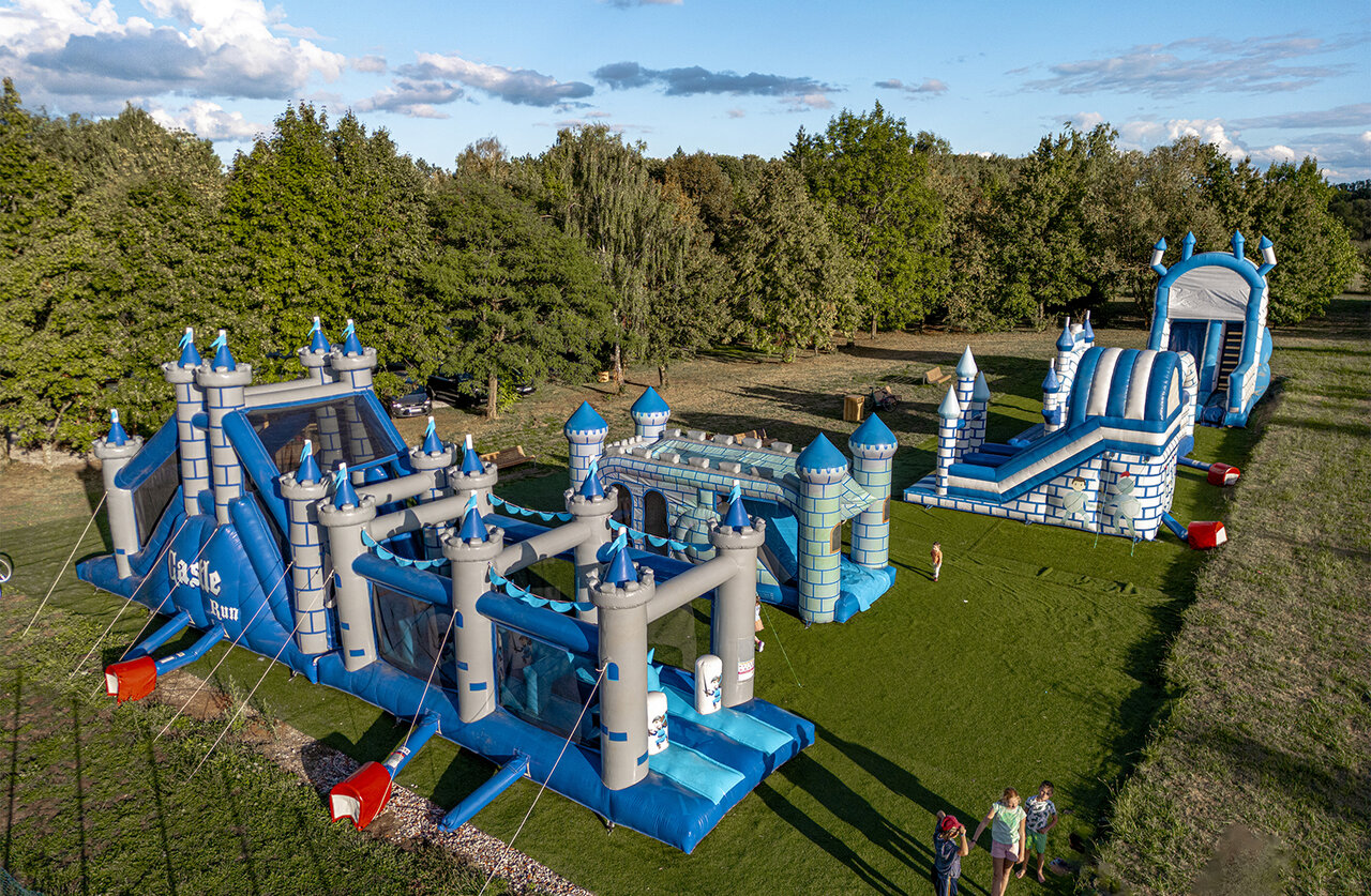 Opblaasbare speeltoestellen voor kinderen op camping CLICOCHIC Etang de la Mutche.