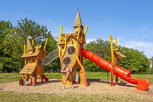 Kinderspeeltuin op camping CLICOCHIC Etang de la Mutche in HARPRICH (57).