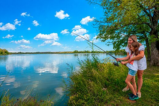 Vissen aan het meer op camping CLICOCHIC Etang de la Mutche in HARPRICH (57).