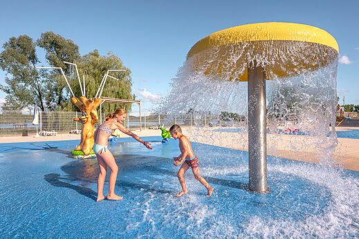Waterspeeltuin voor kinderen op camping CLICOCHIC Etang de la Mutche in HARPRICH (57).