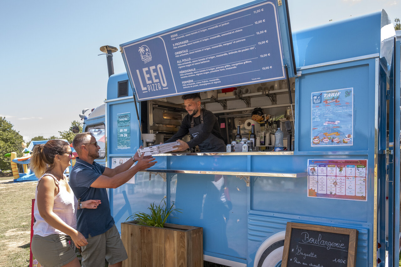 Foodtruck LEEO PIZZA serveert pizza's op CLICOCHIC Etoile de Mer Asserac.