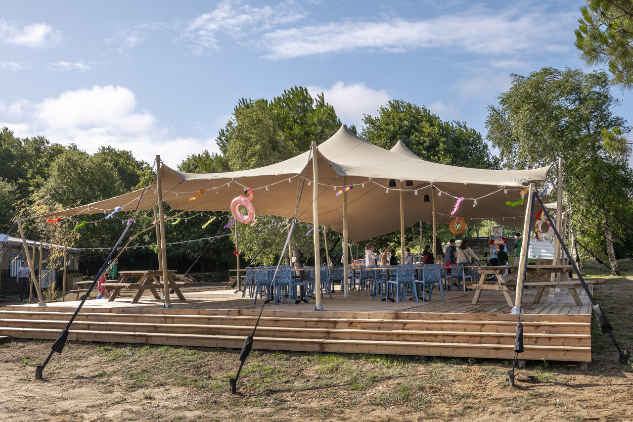 Restaurant onder gedecoreerde stretchtent op camping CLICOCHIC Etoile de Mer in Asserac (44).