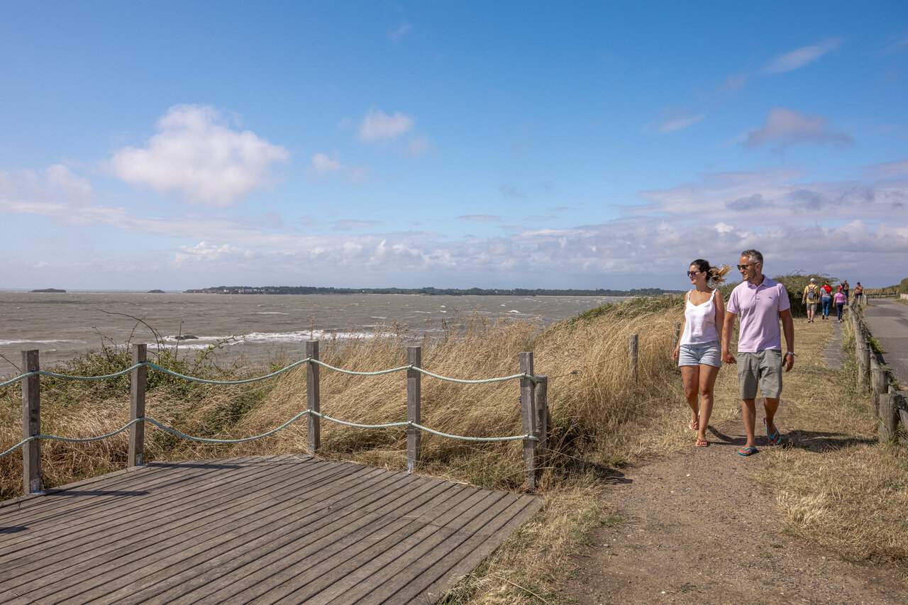 Koppel op kustpad, op camping CLICOCHIC Etoile de Mer in Asserac.