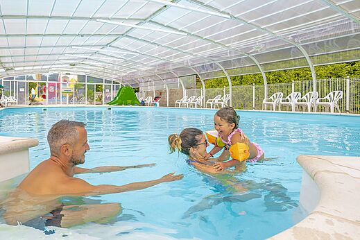 Overdekt zwembad, glijbaan op camping CLICOCHIC Etoile de Mer in Asserac.