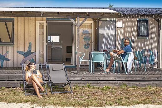 Stacaravan met terras, stel ontspant op CLICOCHIC Etoile de Mer Asserac.