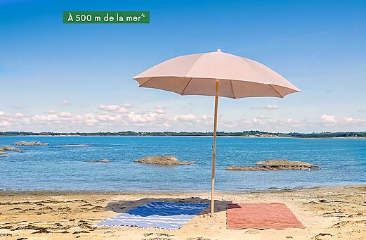 Parasol en handdoeken op het zandstrand nabij camping CLICOCHIC Etoile de Mer in Asserac (44).