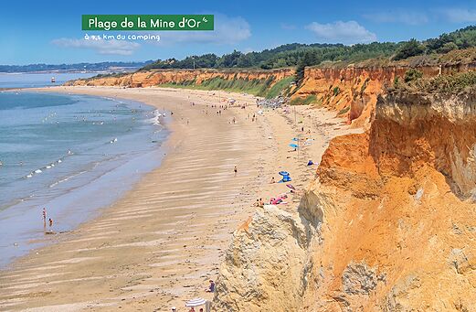 Plage de la Mine d'Or, okerkleurige kliffen en zwemmen in Pénestin, Bretagne.