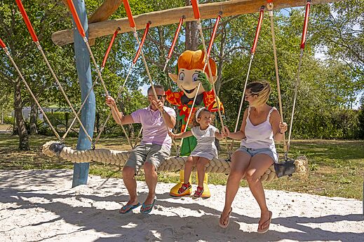 Reuzenschommel en mascotte met familie op camping CLICOCHIC Etoile de Mer in Asserac (44).