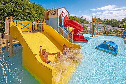 Waterglijbanen en waterspellen op camping CLICOCHIC Etoile de Mer in Asserac.
