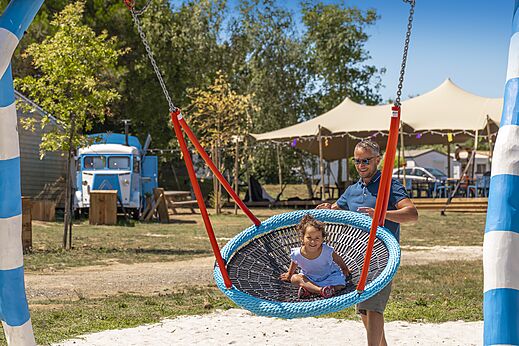 Vogelnestschommel met kind en volwassene op camping CLICOCHIC Etoile de Mer in Asserac (44)