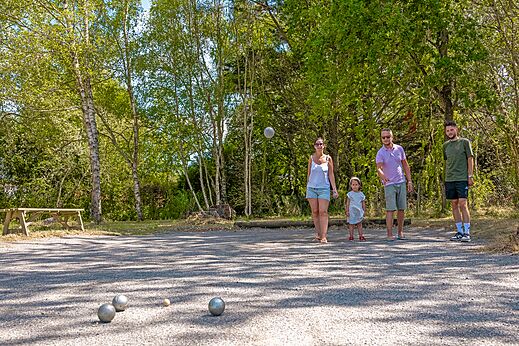 Familie speelt jeu de boules op camping CLICOCHIC Etoile de Mer in Asserac.