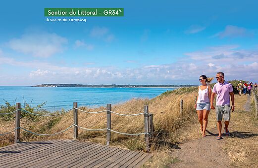 Kustpad GR34, stel wandelt langs de kust, op camping CLICOCHIC Etoile de Mer in Asserac (44).