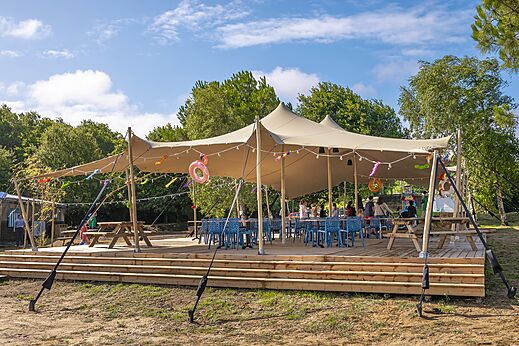 Buitenrestaurant onder tent op camping CLICOCHIC Etoile de Mer in Asserac (44).