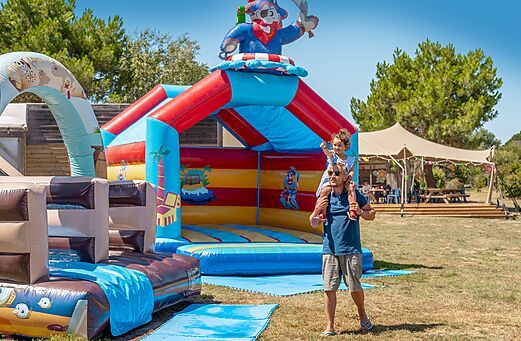 Opblaasbare piratenspeeltuin voor kinderen op camping CLICOCHIC Etoile de Mer in Asserac (44).