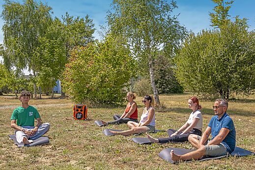 Ontspannings- of yogasessie buiten voor kampeerders op camping CLICOCHIC Etoile de Mer in Asserac (44).