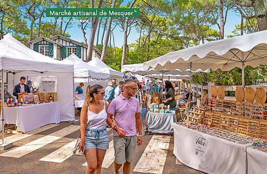Levendige ambachtsmarkt in Mesquer, een activiteit om te ontdekken nabij de camping.