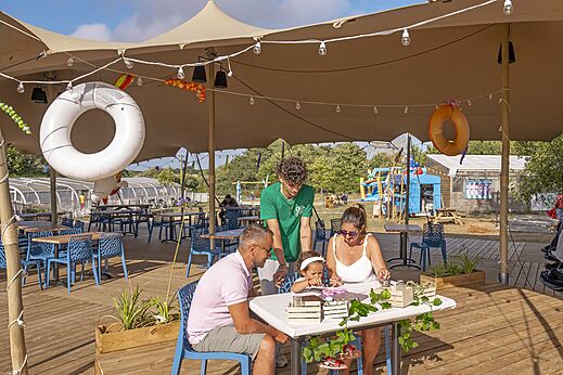 Restaurantterras, familie, speeltuin op camping CLICOCHIC Etoile de Mer in Asserac.