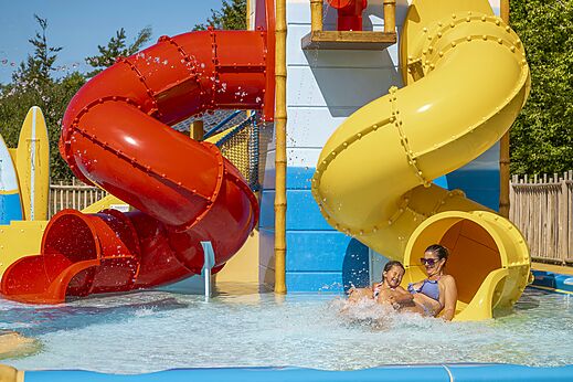Gigantische waterglijbanen en zwembad op camping CLICOCHIC Etoile de Mer in Asserac (44).