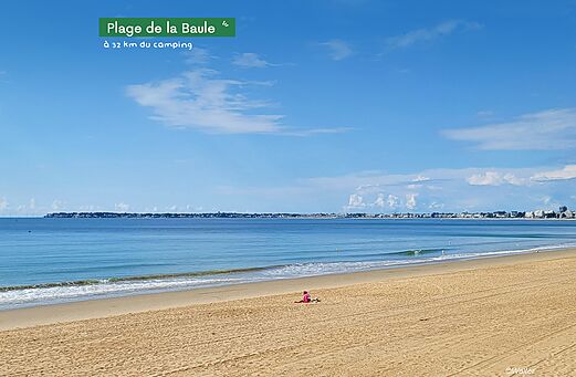 Breed zandstrand in La Baule, een populaire toeristische bestemming dichtbij.
