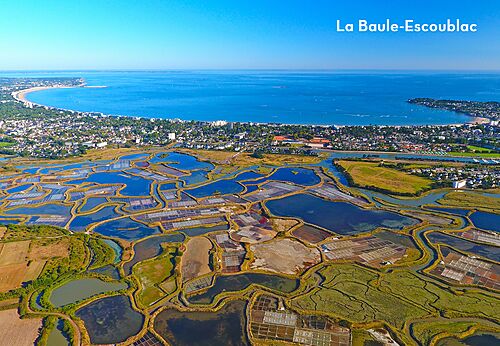 Luchtfoto van de zoutpannen en kustlijn van La Baule-Escoublac, Loire-Atlantique.