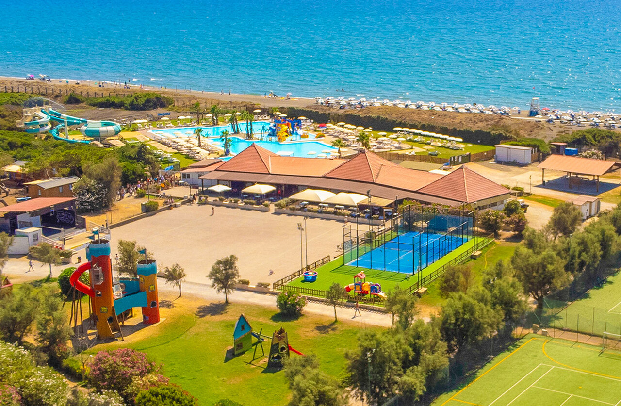 Waterpark met glijbanen, strand en zee, luchtfoto op camping CAPFUN Europing in Tarquinia (01).