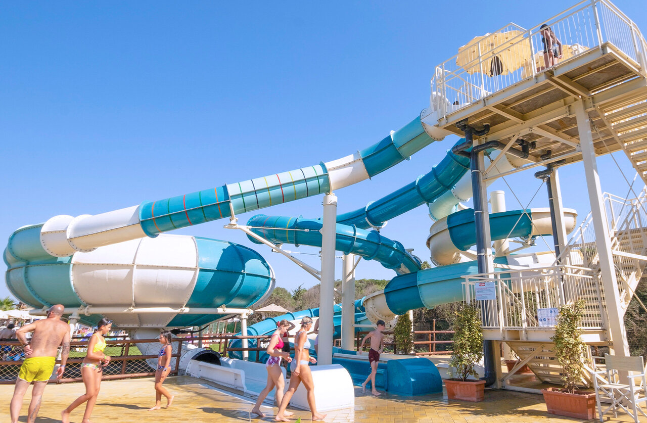 Gigantische waterglijbanen en waterpark op camping CAPFUN Europing in Tarquinia.