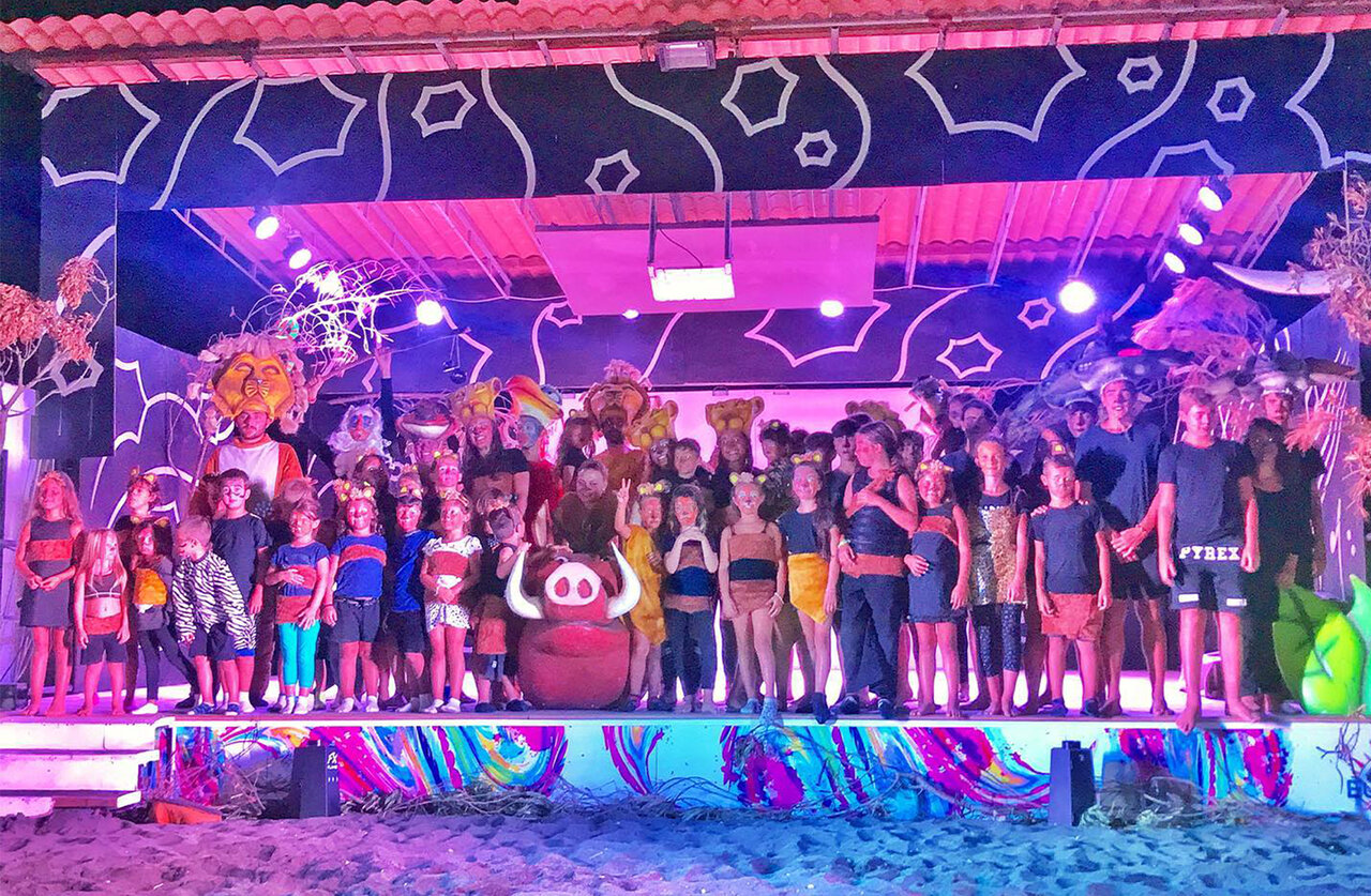 Geanimeerde kindershow met kostuums op podium op camping CAPFUN Europing in Tarquinia.