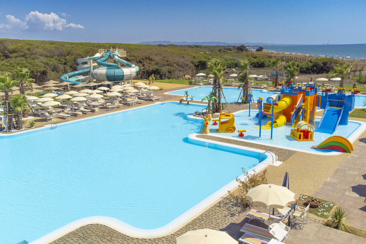 Reuzenglijbaan, buitenzwembad en waterspeeltuin op camping CAPFUN Europing in Tarquinia (01).