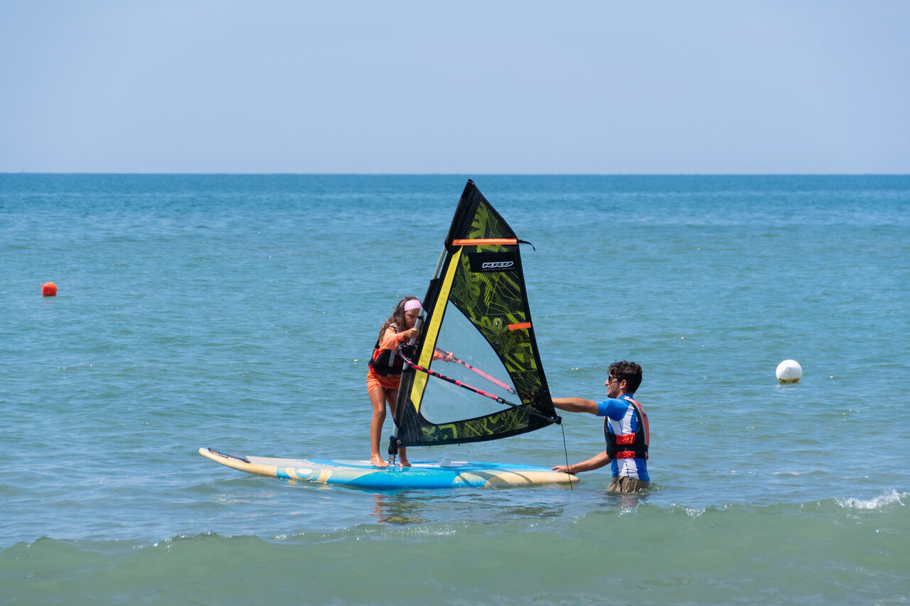 Windsurfles voor kinderen in zee op camping CAPFUN Europing in Tarquinia (01).