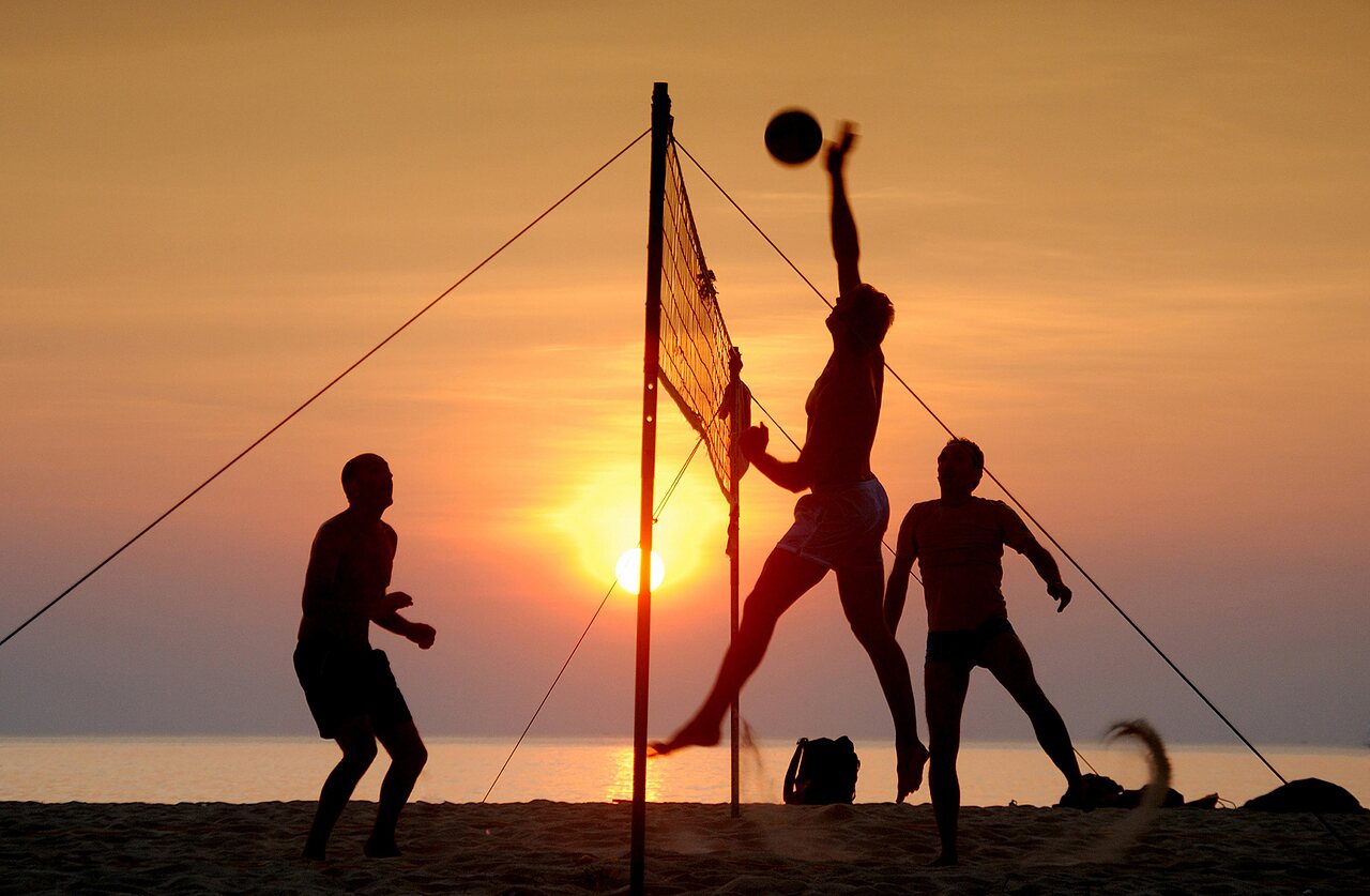 Beachvolleybalspelers bij zonsondergang op het strand op camping CAPFUN Europing in Tarquinia (01).