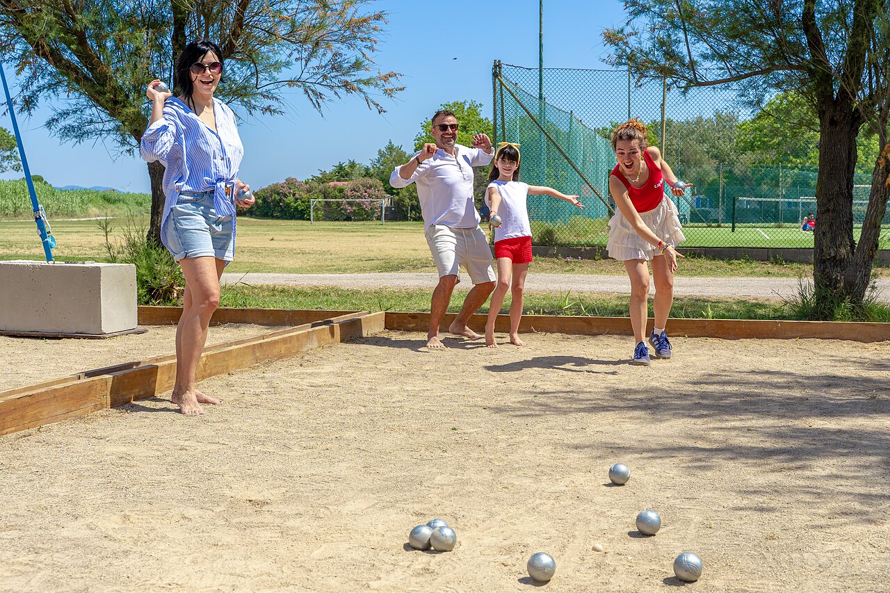 Jeu de boulesbaan met familie spelend op camping CAPFUN Europing in Tarquinia (01).