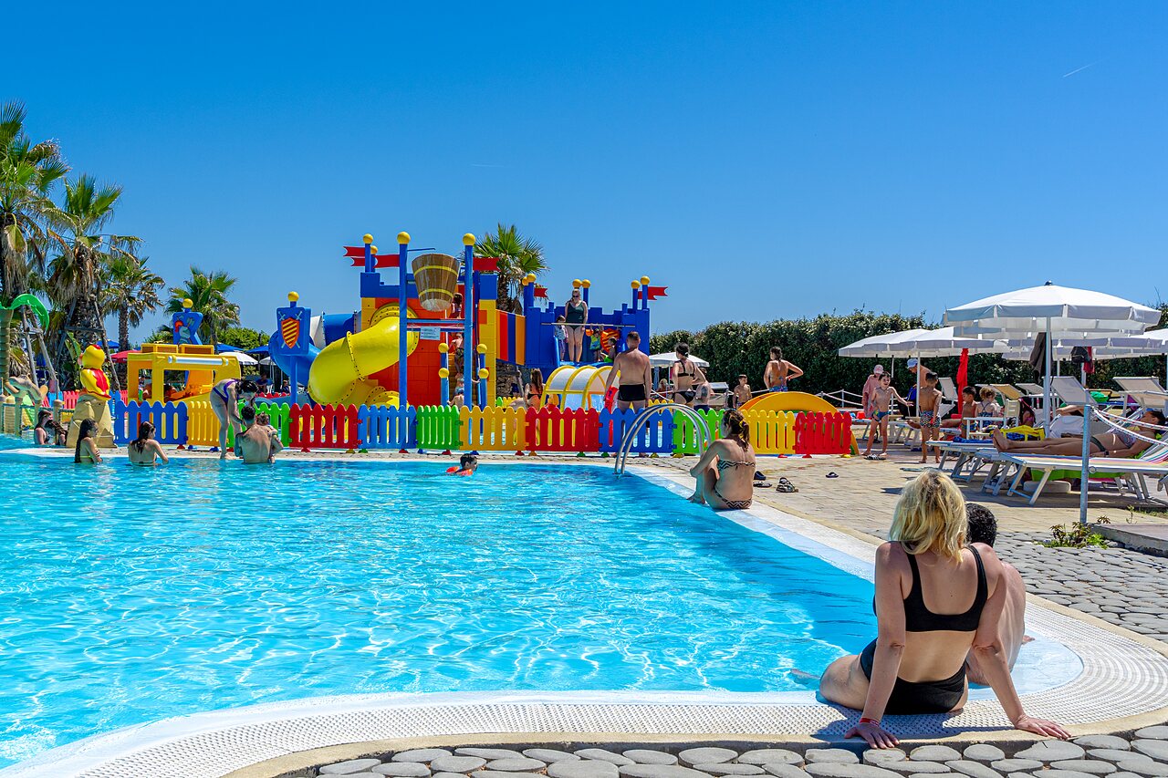 Buitenzwembad met glijbanen en waterspelen op camping CAPFUN Europing in Tarquinia (01).