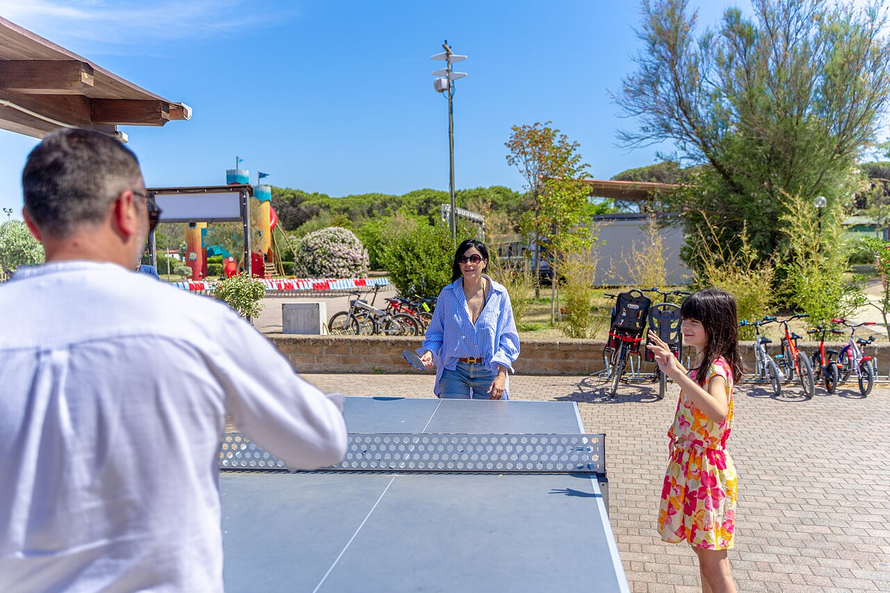 Familie speelt tafeltennis buiten op camping CAPFUN Europing in Tarquinia (01).