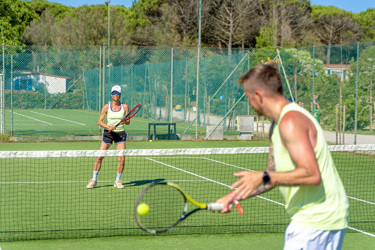 Tennisbaan met twee personen die spelen op camping CAPFUN Europing in Tarquinia (01).