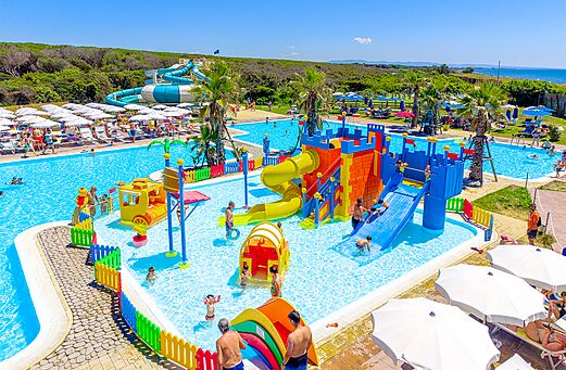 Zwembad, waterspeeltuin en glijbanen op camping CAPFUN Europing in Tarquinia (01).