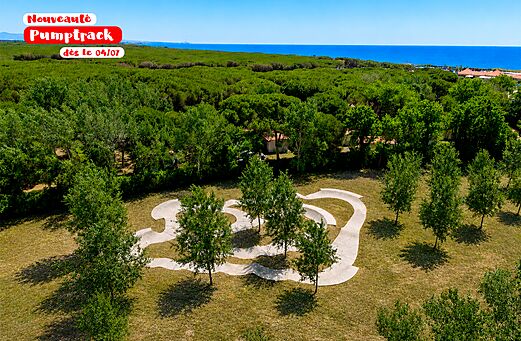 Nieuwe betonnen pumptrack, luchtfoto, op camping CAPFUN Europing in Tarquinia (01).