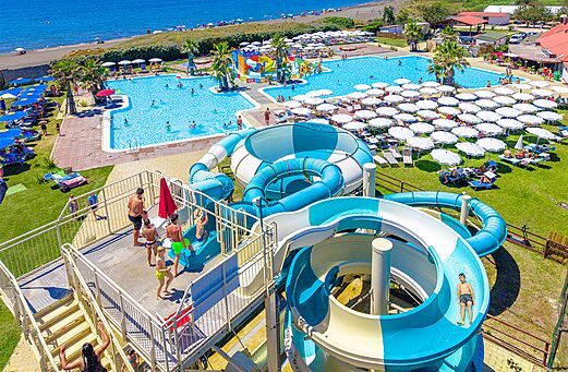 Reuzenglijbanen en buitenzwembaden op camping CAPFUN Europing in Tarquinia (01).